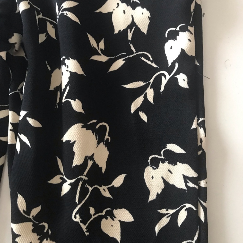 Lucy Paris black pants with flower print - Picture 5 of 5